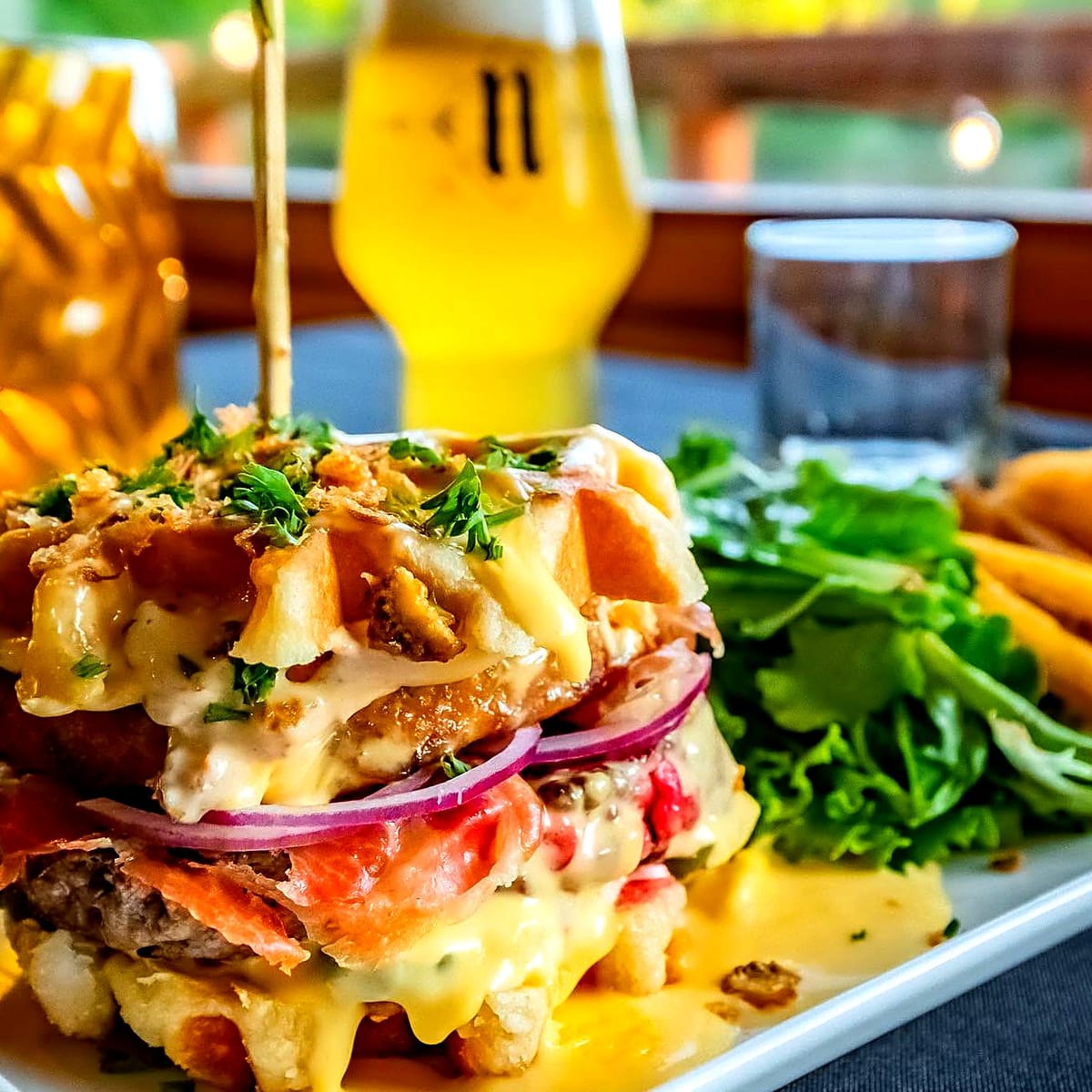 Burger double généreux, frites maison et salade