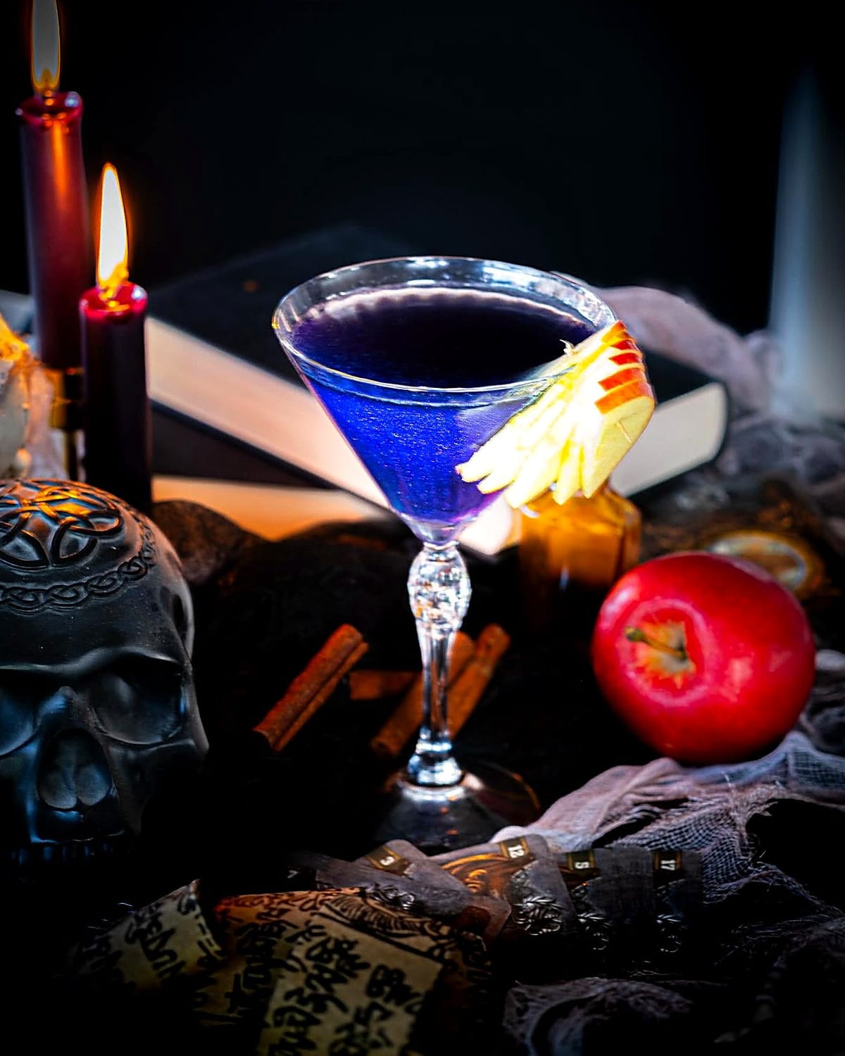 Cocktail bleu signature dans une ambiance tamisée