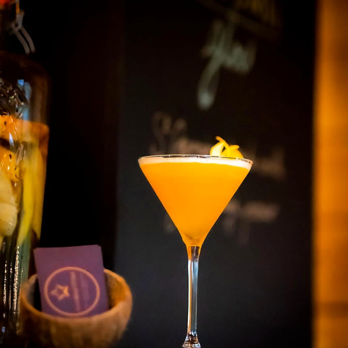 Cocktail orange servi au bar