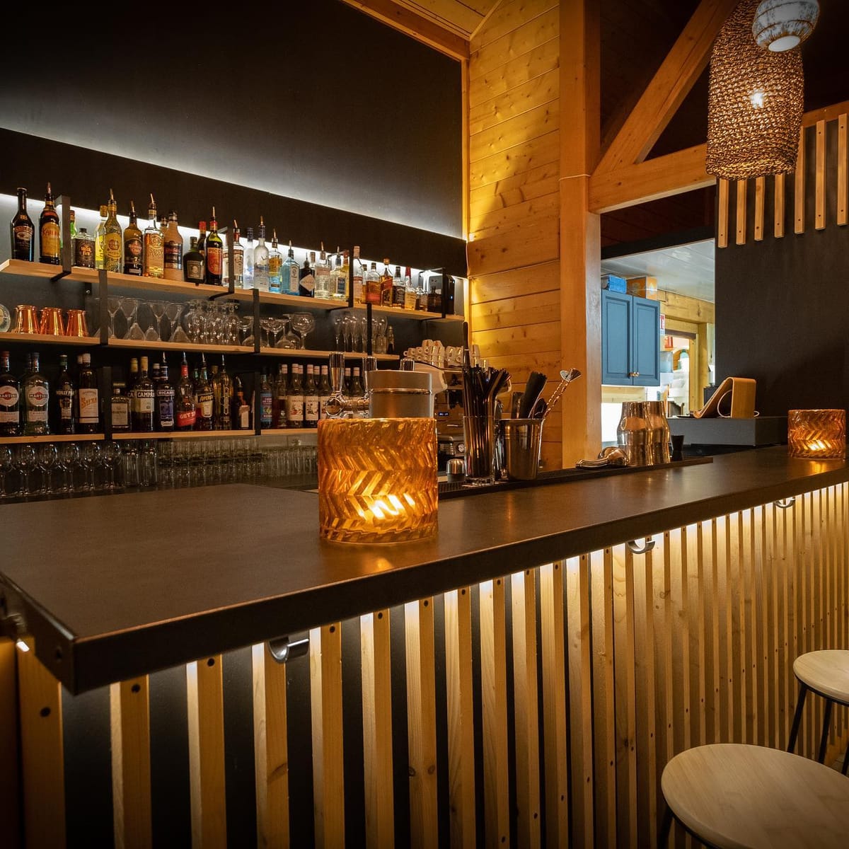 Le comptoir du bar à cocktails dans une ambiance tamisée le soir