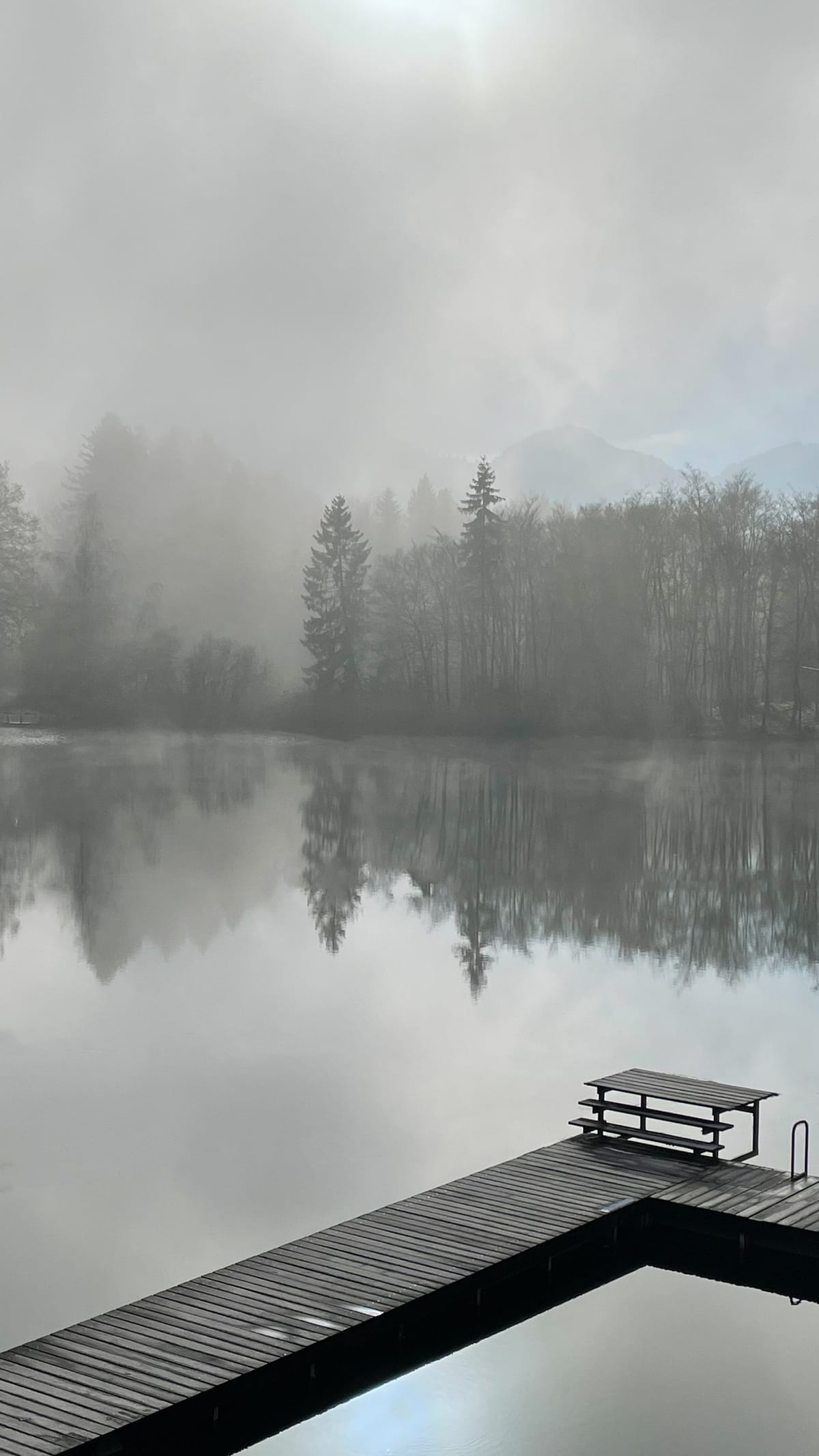 Lac de la Beunaz dans la brume matinale