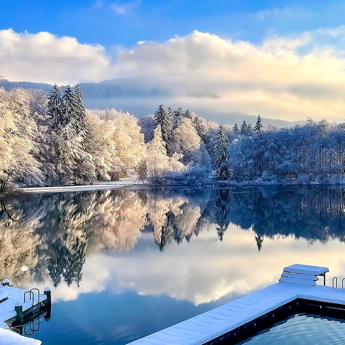 Le lac de la Beunaz gelé et enneigé en hiver