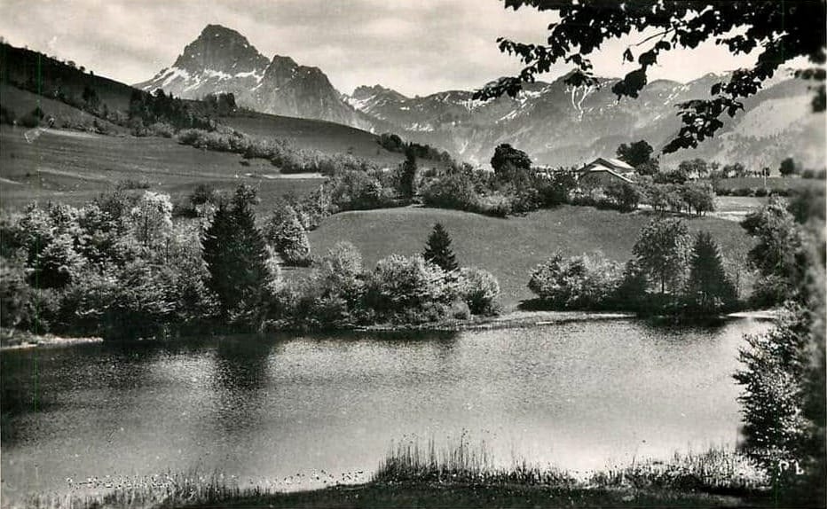 Le lac de la Beunaz et les montagnes du Chablais, carte postale ancienne