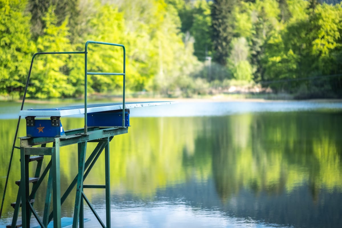 Ponton sur le lac de la Beunaz en été