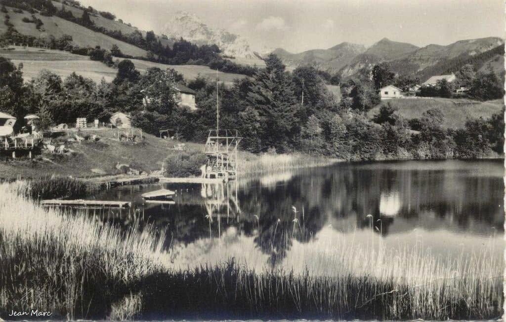 Le lac de la Beunaz et son plongeoir vus depuis les roseaux, photo ancienne
