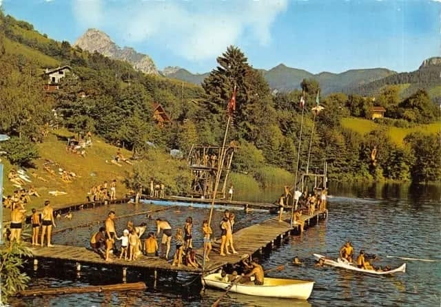 La plage du lac de la Beunaz autrefois : baigneurs sur le ponton et plongeoir en bois