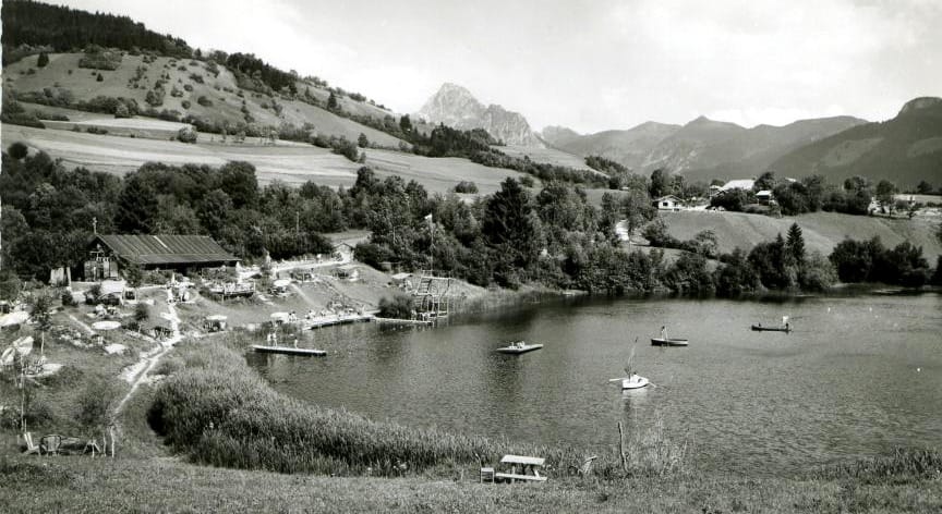 La plage du lac de la Beunaz à Saint-Paul-en-Chablais autrefois, barques sur le lac