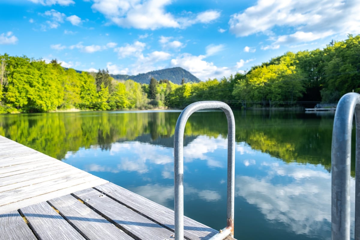Ponton sur le lac de la Beunaz sous un ciel bleu