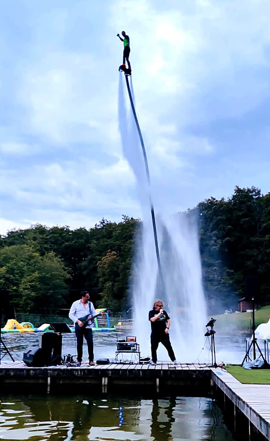 Spectacle de flyboard et concert au bord du lac de la Beunaz