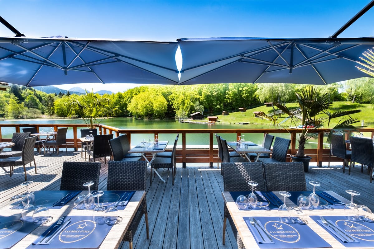 Terrasse du restaurant À la Belle Étoile face au lac de la Beunaz