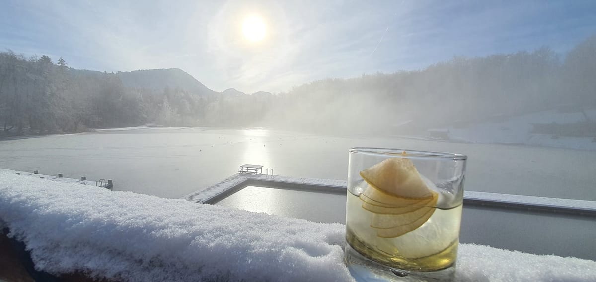 Un verre posé sur la neige face au lac de la Beunaz